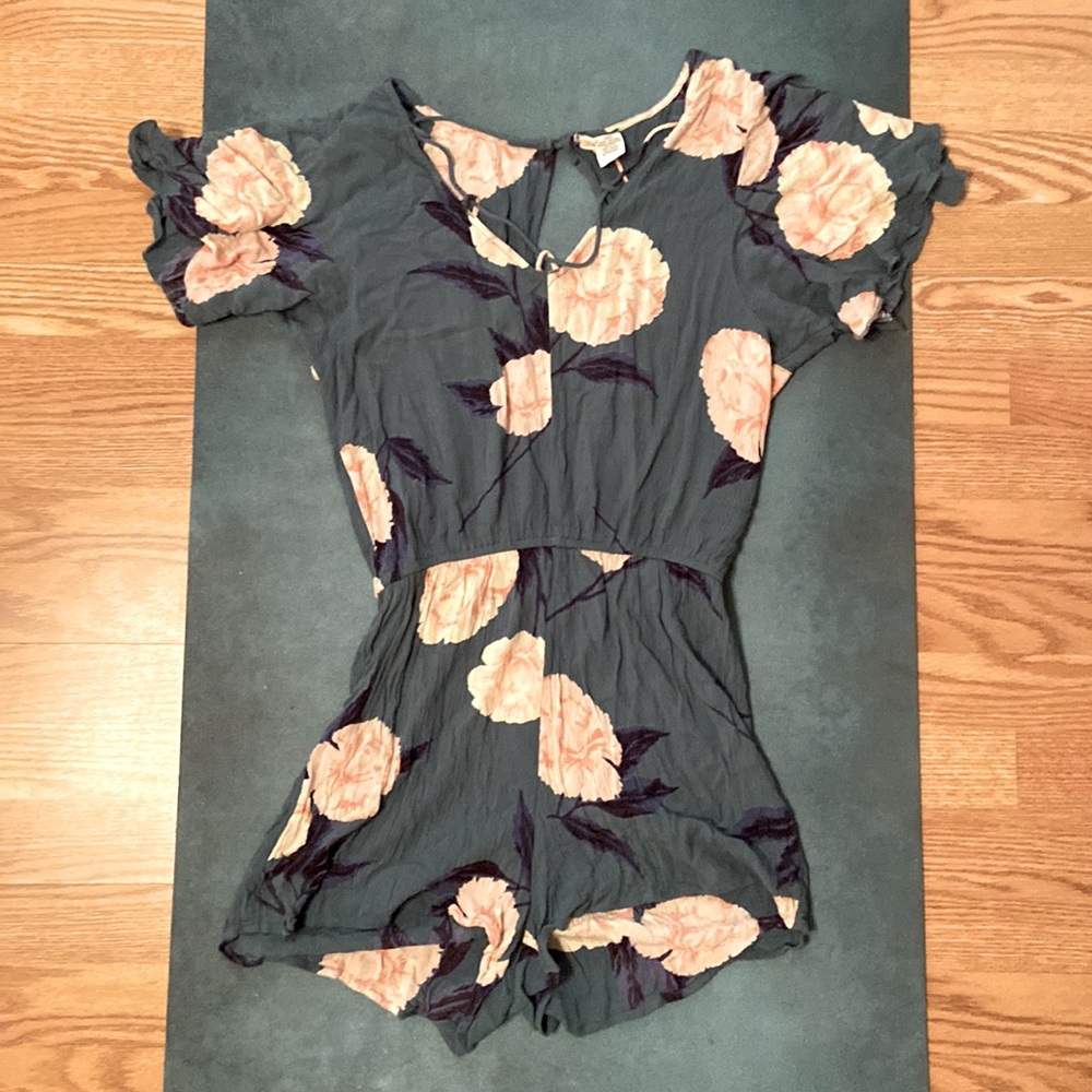 💗 EUC Billabong romper. Size medium. Low open back. Ships free! 🔥